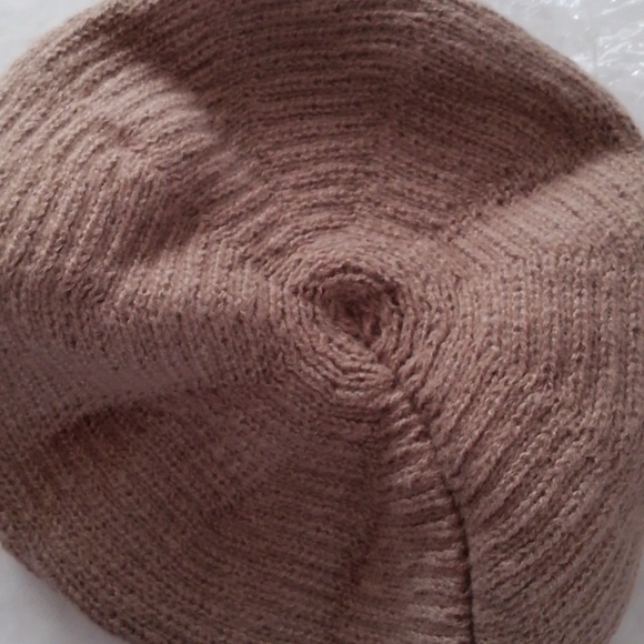 Chic Elegant Sporty Hat Cotton Kahki Tan Cotton Knit Beret Logo Accent New - Picture 2 of 3